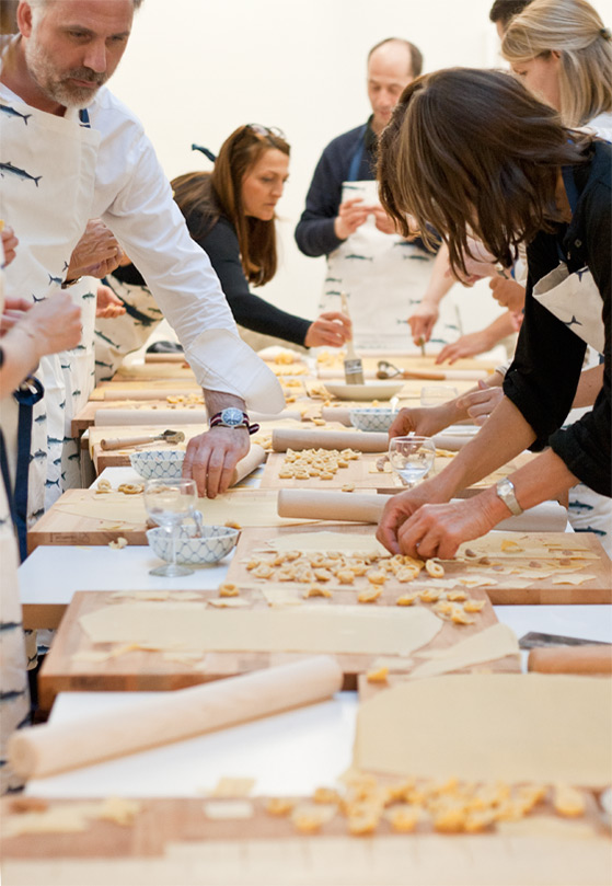 Les participants à l'atelier tortellini au travail