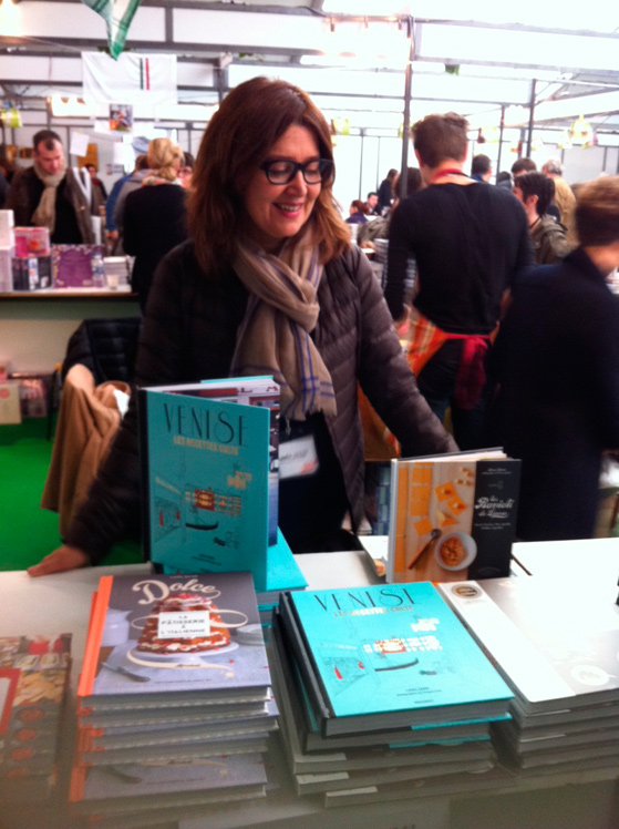 Laura Zavan en dédicace au salon du livre de Périgueux