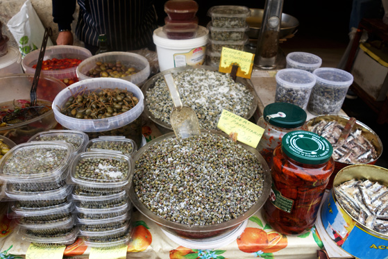 Le marché de Syracuse, vente de câpres