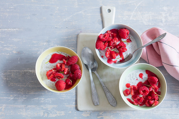 Panna cotta au coco, chia et framboises, recette de Laura Zavan