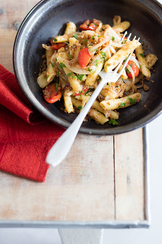 Maccheroni à la chapelure croquante, recette de Laura Zavan