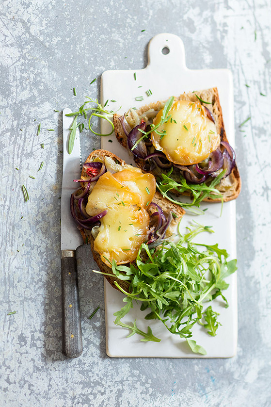 Bruschetta scamorza et oignons, recette de Laura Zavan