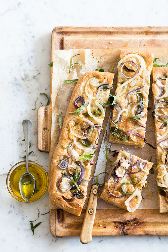 Focaccia aux oignons et sauge, recette de Laura Zavan