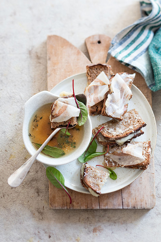 Crostini à la fontina et lard d'Arnad, recette de Laura Zavan