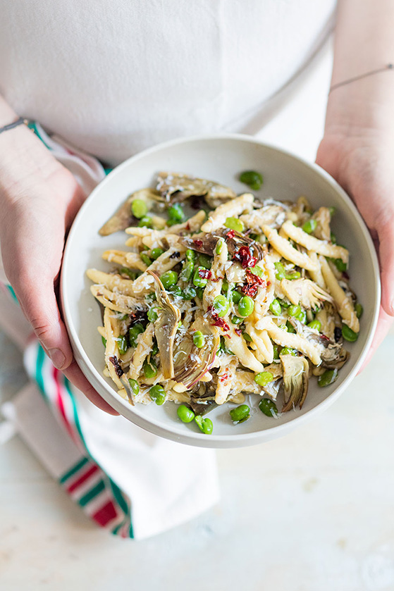 Cavatelli aux artichauts et fèves, recette de Laura Zavan