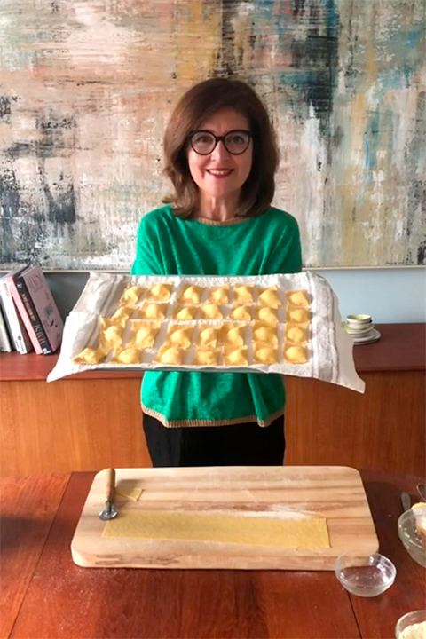 Portrait de Laura Zavan avec les ravioli au pecorino