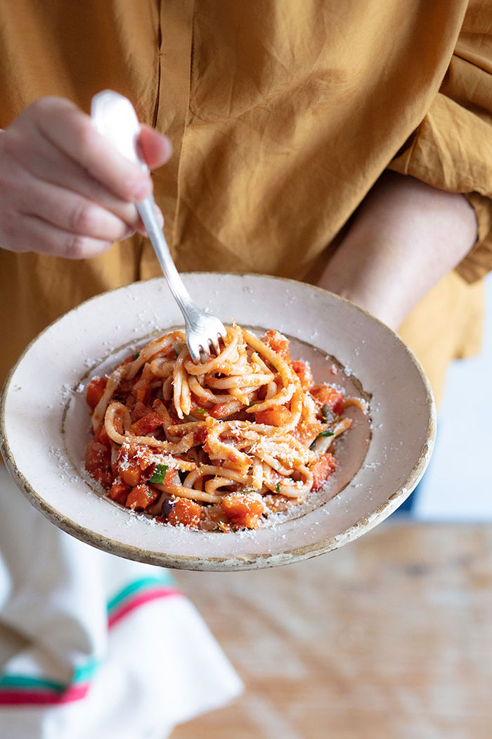 Pici sauce tomate et légumes, recette de Laura Zavan