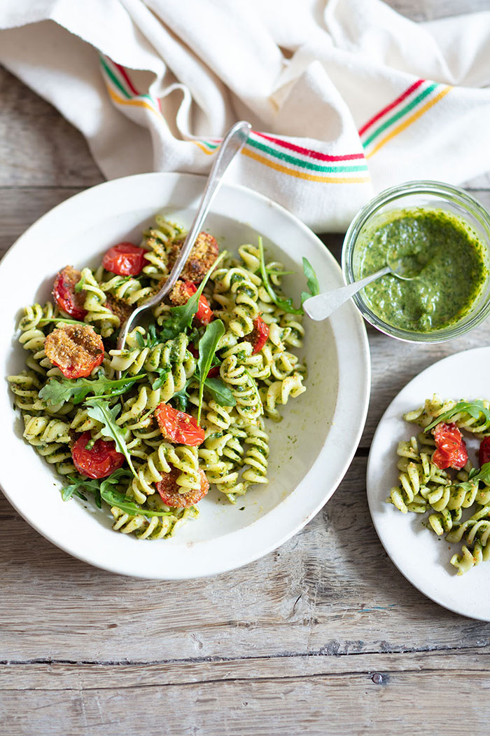 Pâtes pesto roquette et tomates gratinées, recette de Laura Zavan