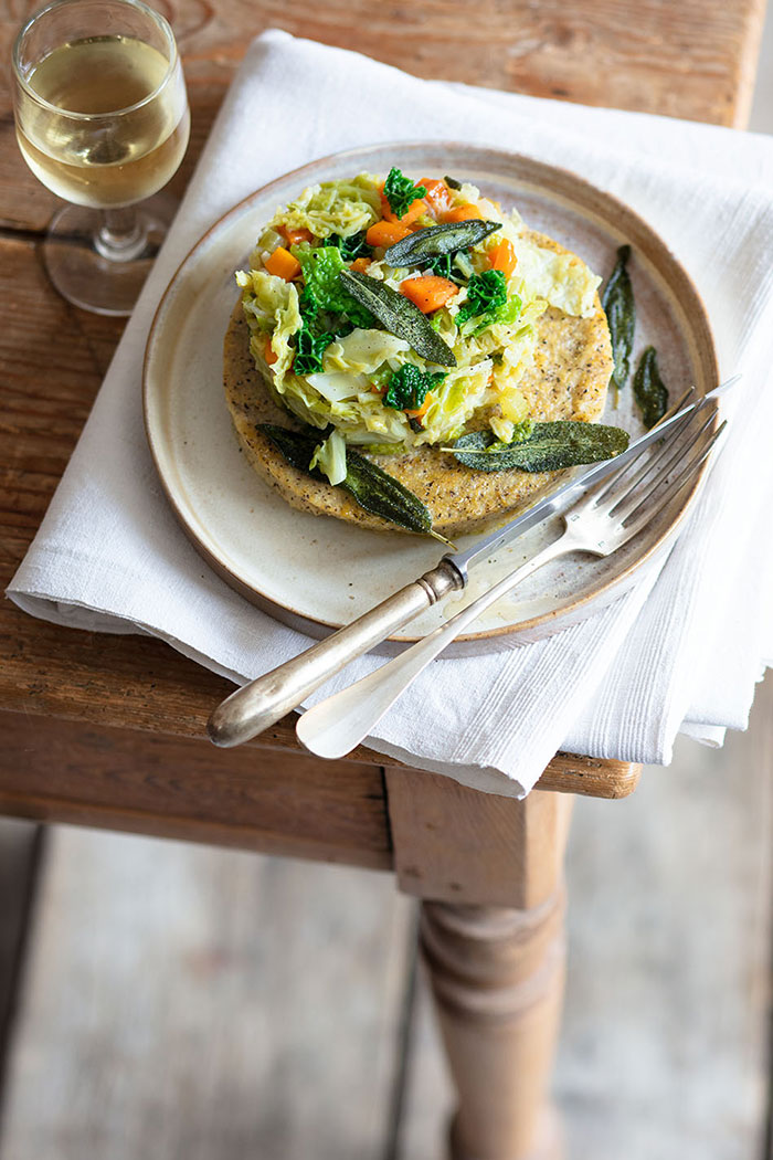 Compotée de choux frisé au parmesan & polenta grillée, recette de Laura Zavan