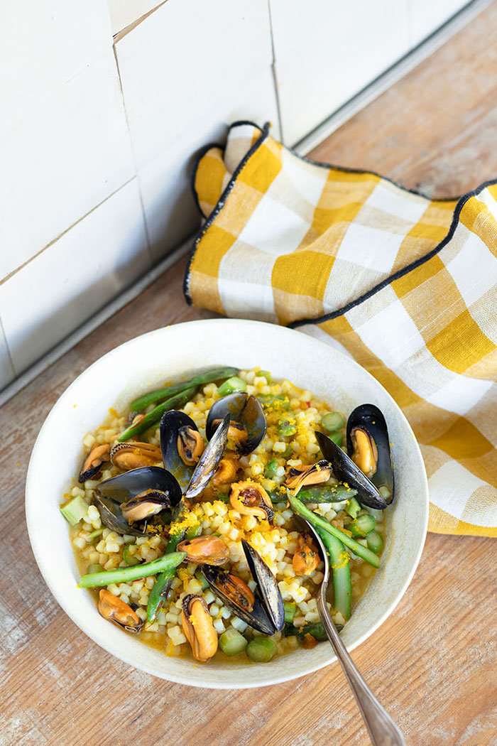 Fregola aux asperges, moules & poutargue, recette de Laura Zavan