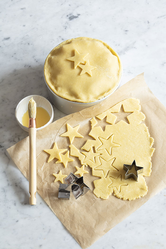 Timbale de pâtes en croute : refermer la timbale avec la pâte sucrée et la décorer, avant cuisson