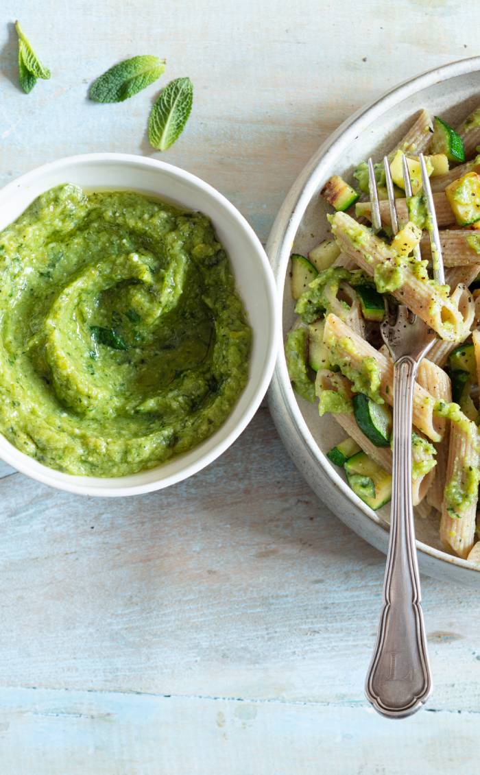 Penne au blé complet, pesto de courgette. Recette de Laura Zavan
