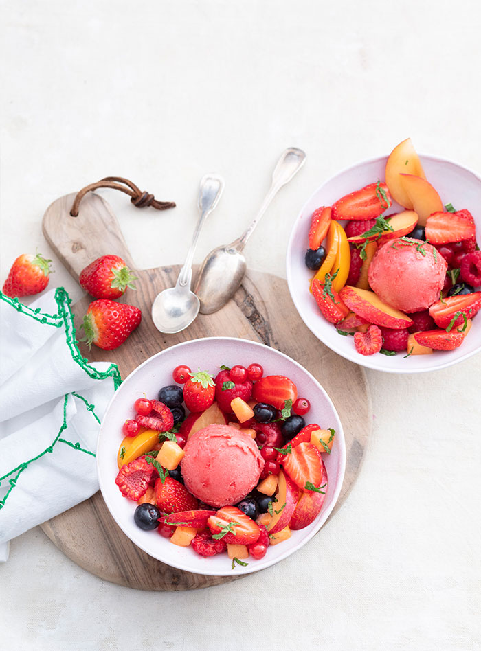 Glace légère à la fraise et minestrone de fruits. Recette de Laura Zavan